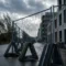 Verzinkt stalen bouwscherm met A-frame voeten op Europese stedelijke bouwplaats tijdens stormweer.